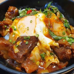 ข้าวผัดพริกเผาเนื้อตุ๋น