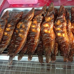 ป้าดาเมี่ยงปลาเผา ตรงข้ามธนาคารกรุงเทพสาขาอัสสัมชัญ