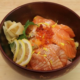 ข้าวหน้าแซลมอนทริโอ