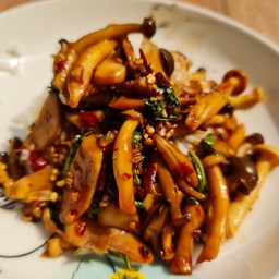 กะเพราเห็ดรวมกับข้าว