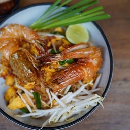 ผัดไทยกุ้งแชบ้วย