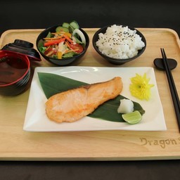 ปลาแซลมอนย่างเกลือ ชุดข้าว