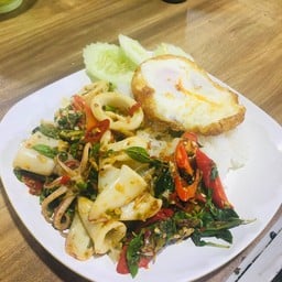 ข้าวกะเพราปลาหมึก