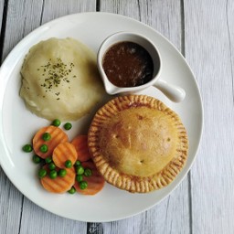 C14. Steak and Onions Pie served with mashed potatoes and vegetables