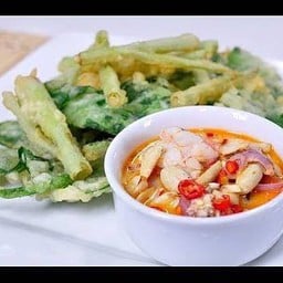 ยำผักบุ้งทอดกรอบ