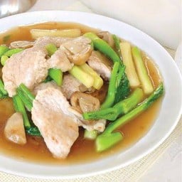 ราดหน้าไก่เส้นหมี่