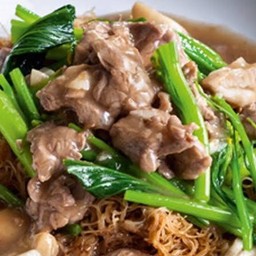 ราดหน้าเนื้อเส้นหมี่