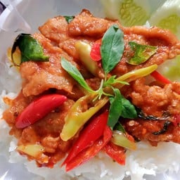 ผัดพริกแกงหมูราดข้าว