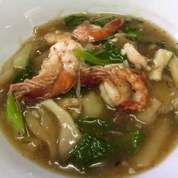 ราดหน้ากุ้งเส้นใหญ่