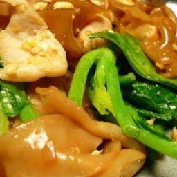 ผัดซีอิ้วเส้นใหญ่ไก่