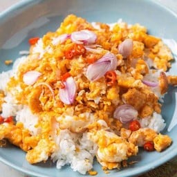 ไข่คั่วน้ำปลา ราดข้าว