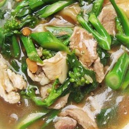 ราดหน้าไก่(เส้นใหญ่)