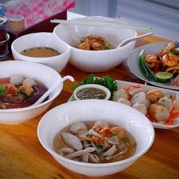 เส้นปลาจิบชาคาเฟ่