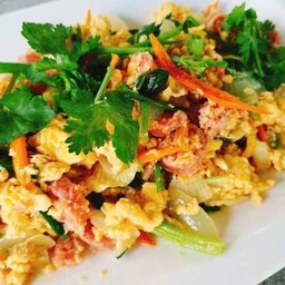 แหนมผัดไข่