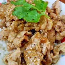 หมูกระเทียมราดข้าว
