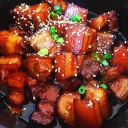 สามชั้นน้ำแดง