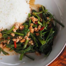 ผัดผักบุ้งหมูสับราดข้าว