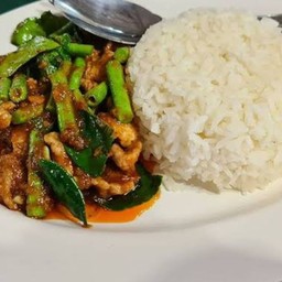 ผัดพริกแกงหมูราดข้าว