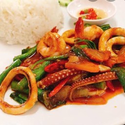 ผัดพริกแกงทะเลราดข้าว
