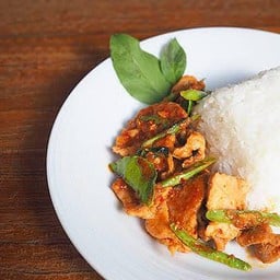 ข้าวราดพริกแกงหมูกรอบ+ไข่ดาว