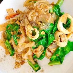 ผัดซีอิ้วเส้นใหญ่ปลาหมึก