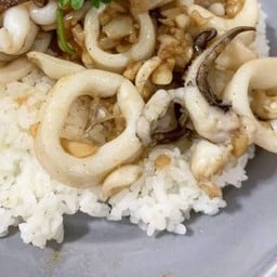 ปลาหมึกกระเทียมราดข้าว