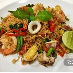 ผัดมาม่าขี้เมารวมมิตร