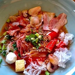 ก๋วยเตี๋ยวต้มยำหมูมะนาวตัวแม่ หัวถนน(ข้างโอเชียน) ข้างโอเชี่ยน