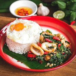 กะเพราถาดปลาหมึก