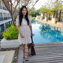 สระว่ายน้ำ มีสามชั้น