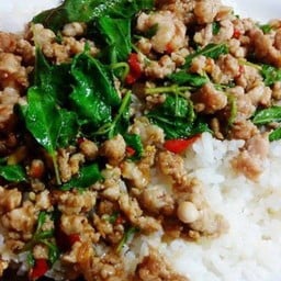 ร้านกระเพราน้ำฝนก็อปปี้ (กระเพราห่อ)