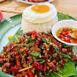 กะเพราเนื้อ ไข่ดาว