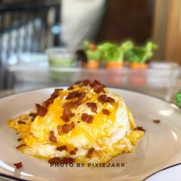 ข้าวไข่ขยี้เบคอนกรอบ