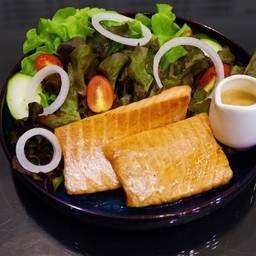 สลัดแซลมอนย่าง ทานคู่กับน้ำสลัดงาญี่ปุ่น