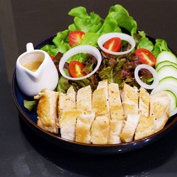 สลัดอกไก่ย่างพริกไทดำ ทานคู่กับน้ำสลัดงาญี่ปุ่น