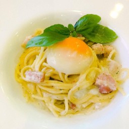 สปาเก็ตตี้กับเบคอน พาเมซานชีส ไข่แดงและครีมซอส