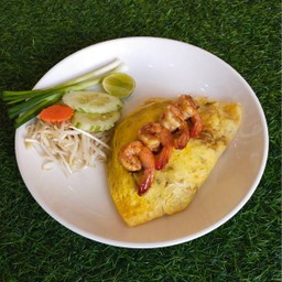 ผัดไทยห่อไข่ (Stir Fried Noodle Wrapped with Egg)