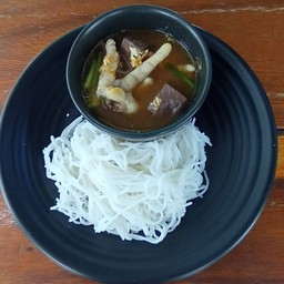 ขนมจีนน้ำยาป่า (ตีนไก่ เลือด)