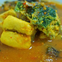 แกงส้มปลากะพงผักเหลียงชุปไข่