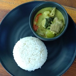 ข้าวแกงเขียวหวานเนื้อ