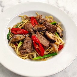 สปาเก็ตตี้เนื้อเซอร์รอยผัดพริกไทยดำ