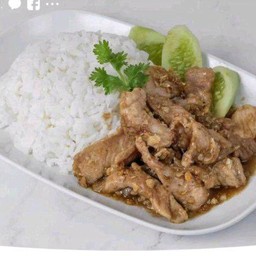 ข้าวหมูทอดกระเทียมพริกไทย