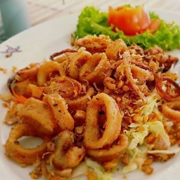 ปลาหมึกไข่ทอดน้ำปลา Fish sauce fried squid (จานละ 2 ตัว)