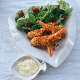 สลัดกุ้งชุบแป้งทอด