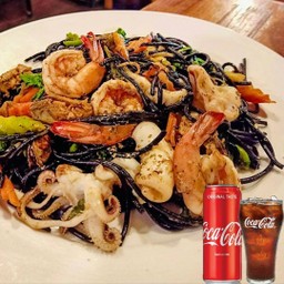 [อร่อยซ่ากับโค้ก] สปาเก็ตตี้เส้นหมึกผัดขี้เมาทะเล และโค้กกระป๋อง