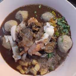 ก๋วยเตี๋ยวรวมเนื้อ