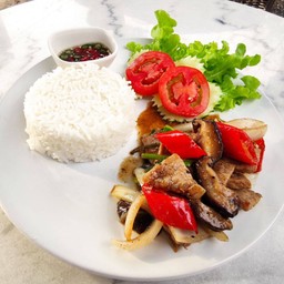 ข้าวหน้าหมูสันคอผัดพริกไทยดำ