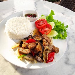 ข้าวหน้าเนื้อเซอร์รอยผัดพริกไทยดำ