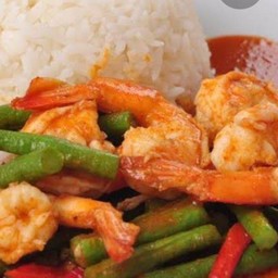 ผัดพริกแกงกุ้งราดข้าว