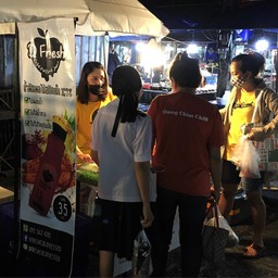 ลูกค้าที่ตลาดโต้รุ่ง